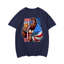 Bigfoot American Flag Drinking Beer Men T-Shirt, Plus Size Oversize T-shirt for Big & Tall Man